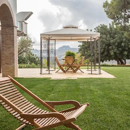 Agriturismo Feudo Muxarello Farm stay Aragona